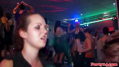 راه بدر کردن او و آن را خورد داستان سکسی تصویری مامان دوستم و follarlo فقط پشت بوته ¡انتظار عمومی برای عریانی